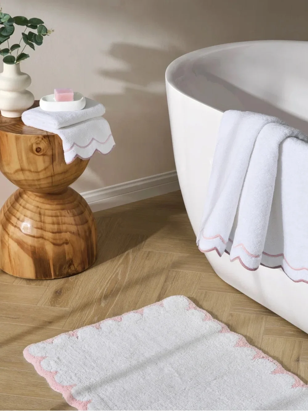 PERI HOME NWT Peri Home Scallop Hand Towel -blush